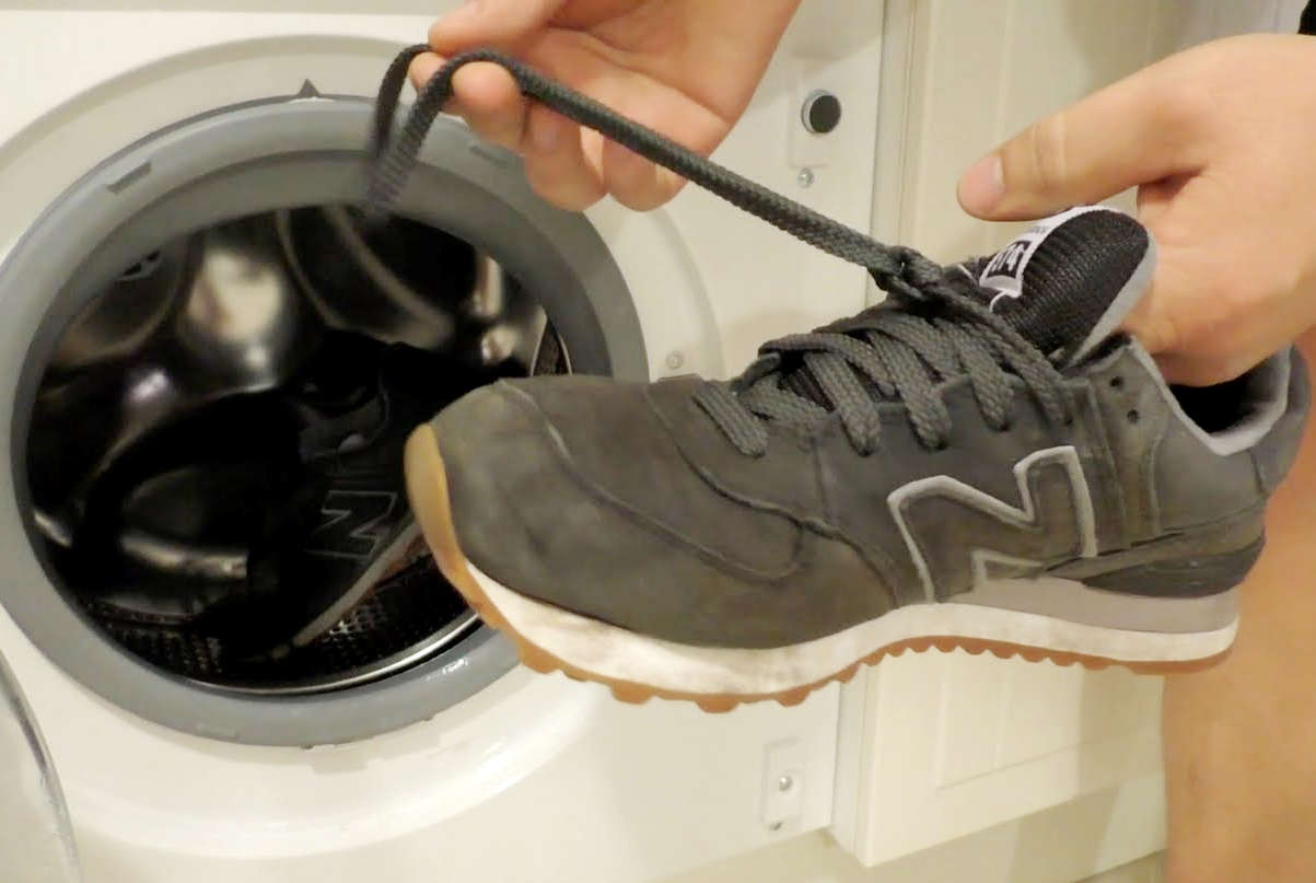 Как правильно стирать кроссовки?
