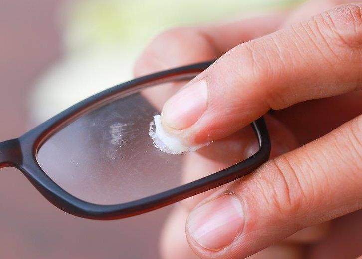 Как убрать царапины с очков, чем можно избавиться от царапин на солнцезащитных линзах