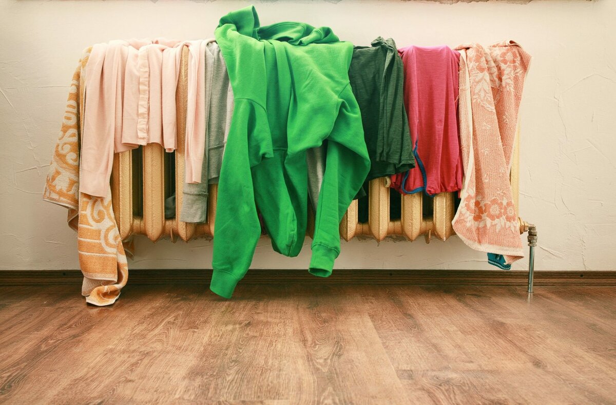 Семь полезных советов: как правильно сушить белье в квартире, если это нельзя сделать на улице