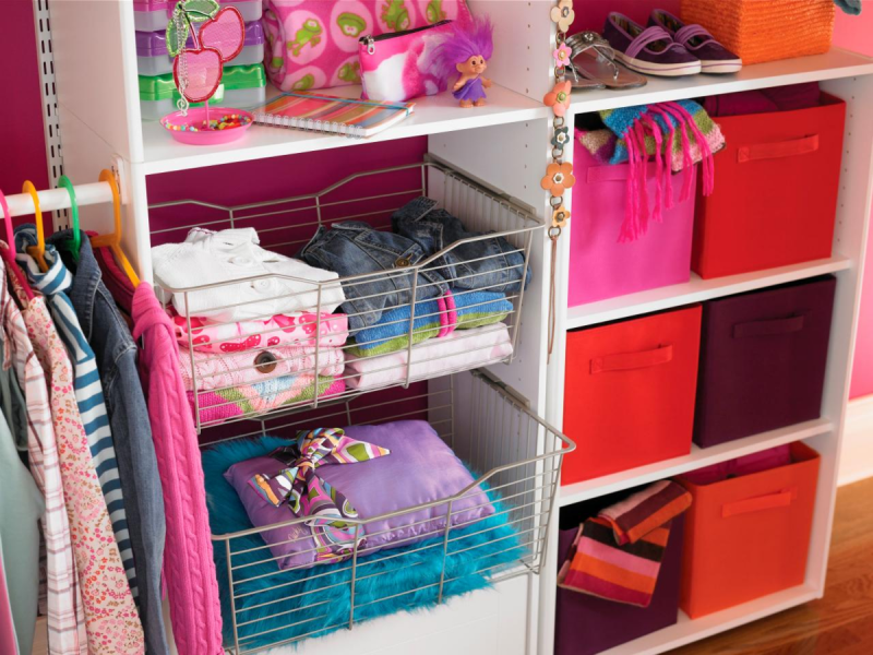 Как организовать порядок в шкафу: как хранить и рассортировать одежду
