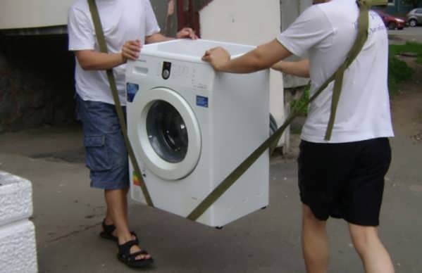 Можно ли перевозить стиральную машину на боку и без транспортировочных болтов