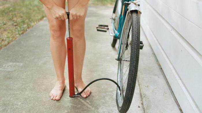 Как накачать колесо на велосипеде без насоса