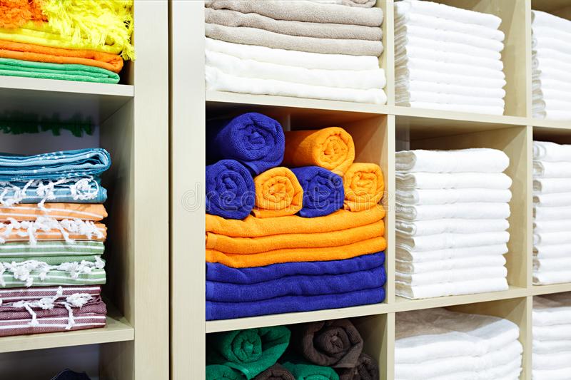 Как компактно сложить полотенца в шкафу, как красиво свернуть полотенце в виде животных: пошаговая инструкция