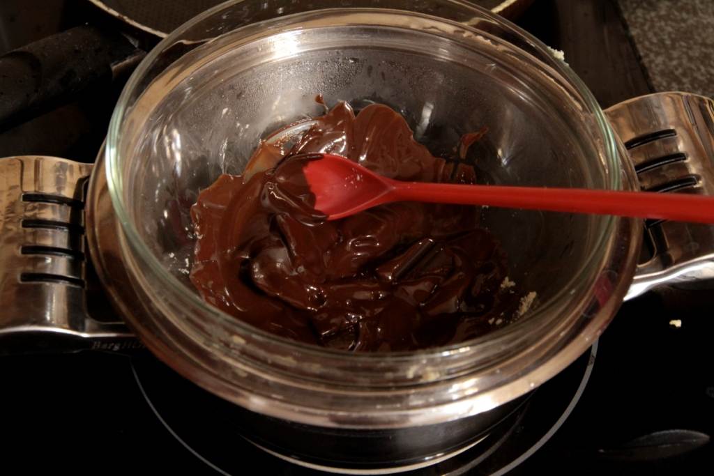 Как растопить шоколад в микроволновке, на водяной бане для торта или фондю: простые секреты кондитерского мастерства
