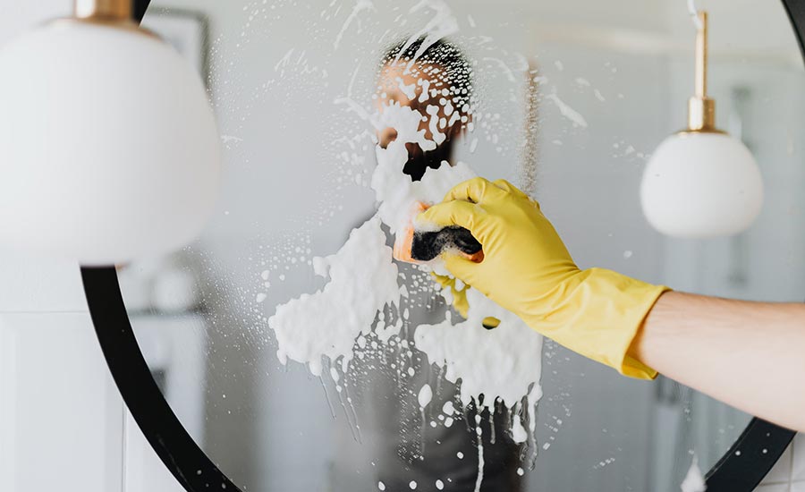 Как помыть зеркало без разводов до идеального блеска в домашних условиях?