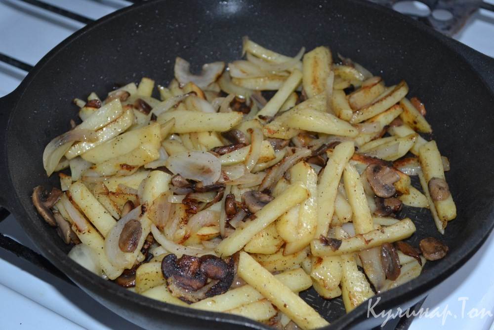 Жареная картошка с шампиньонами на сковороде рецепт с фото пошагово и видео - 1000.menu