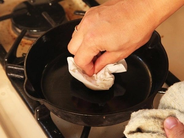 Чугунная сковорода – уход и основные правила эксплуатации изделия