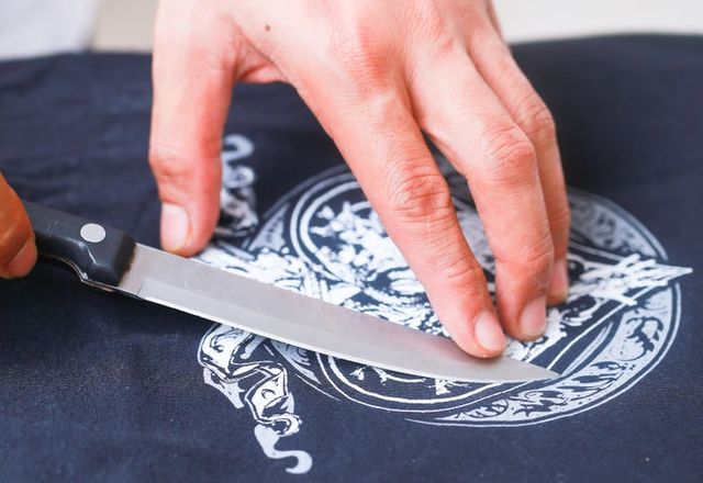 Как убрать с одежды наклейку с рисунком: способы и средства