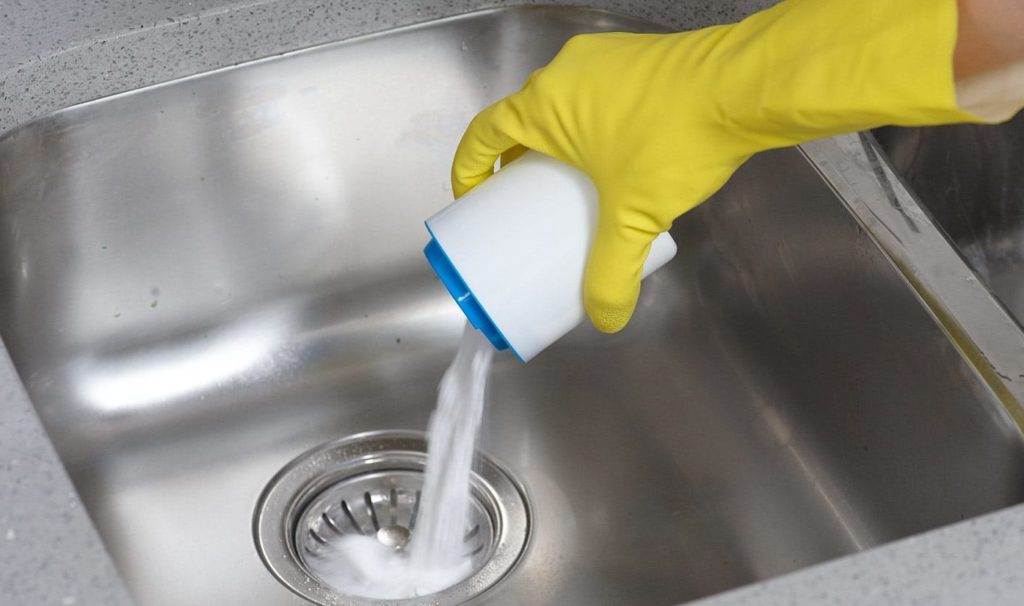 Как прочистить засор в раковине на кухне в домашних условиях подручными средствами