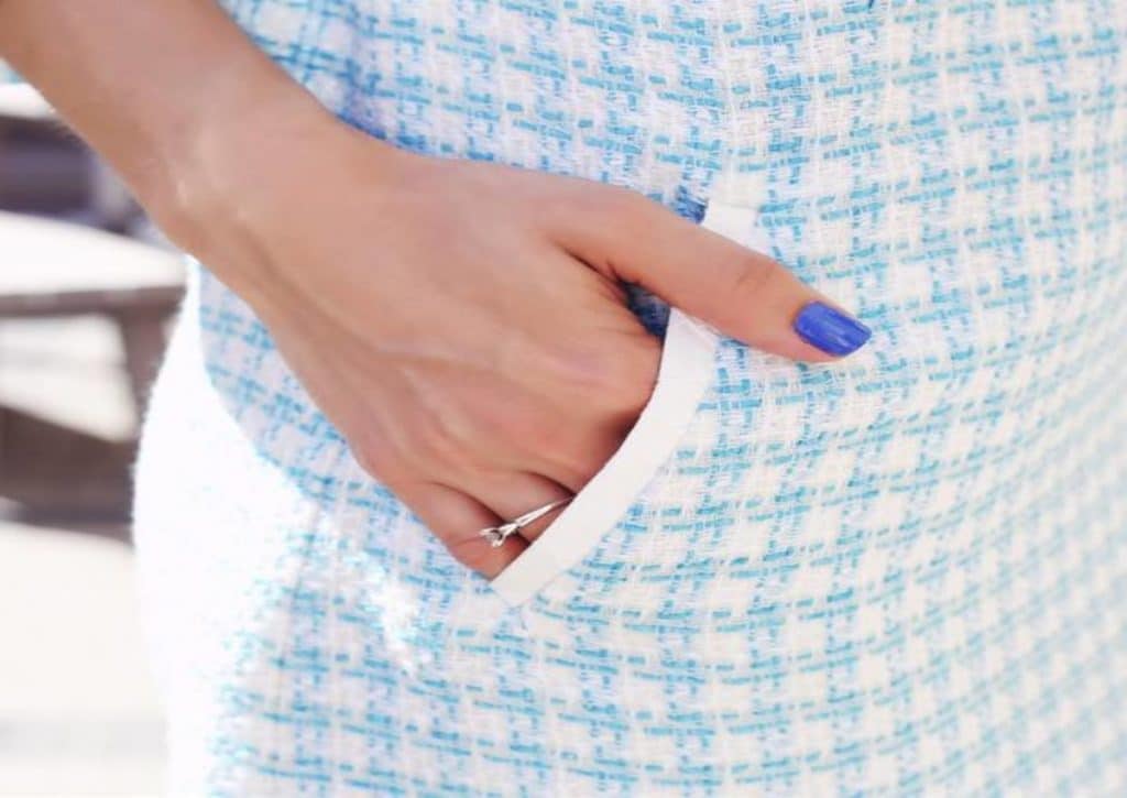 Как отстирать лак для ногтей с одежды