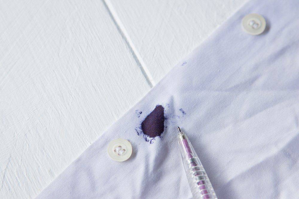 Способы удаления пятен от ручки с одежды
