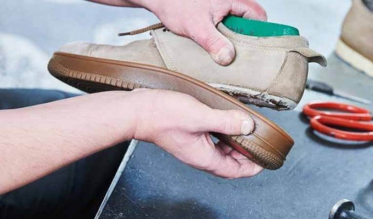 Чем и как приклеить подошву обуви