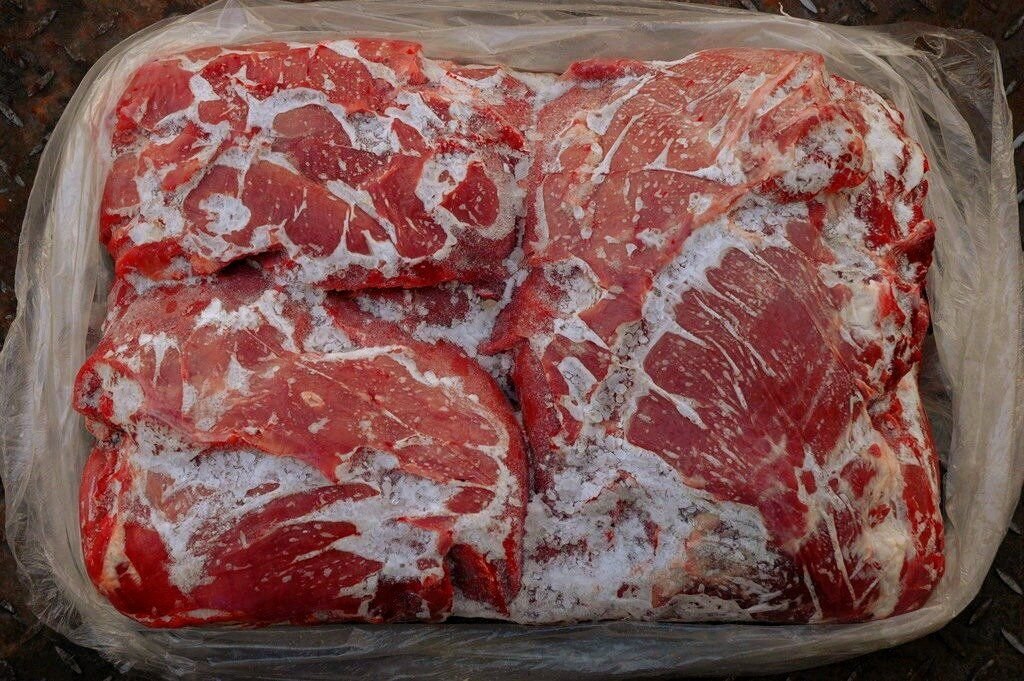 Как правильно и быстро разморозить мясо
