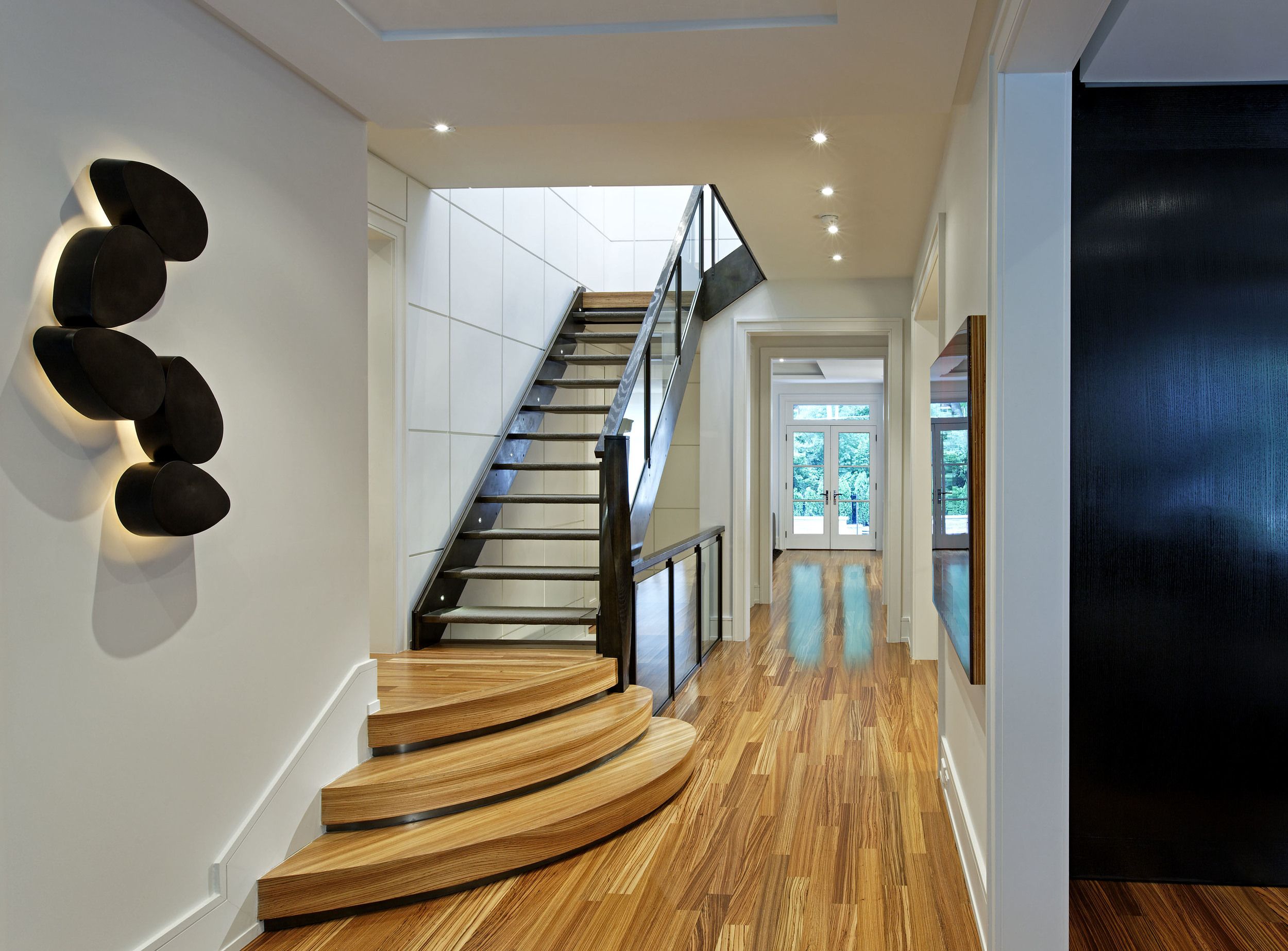Дизайн прихожей с лестницей в частном доме: особенности, виды, материалы изготовления
