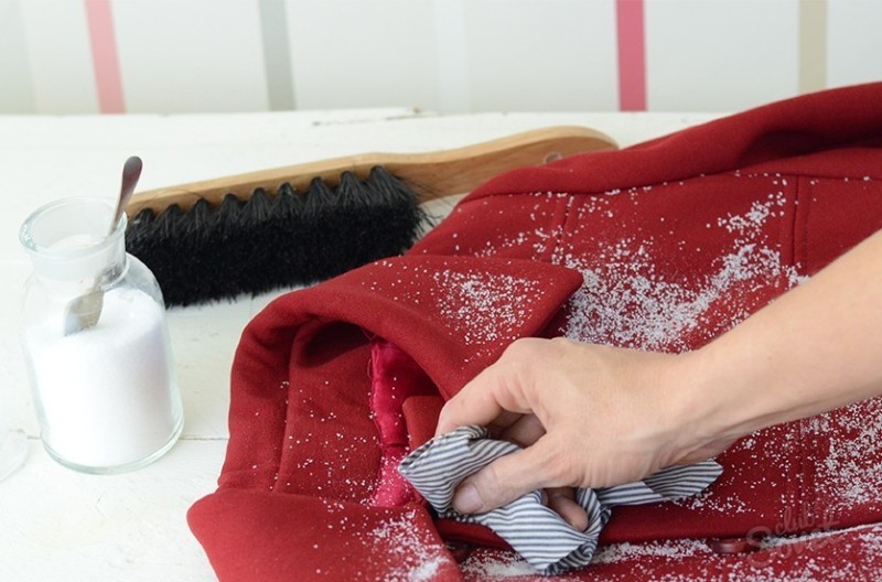 Как правильно чистить пальто в домашних условиях