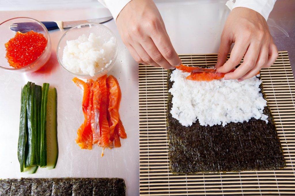 Суши и роллы — рецепты приготовления в домашних условиях