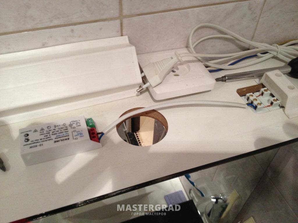Как подключить подсветку шкафа в ванной