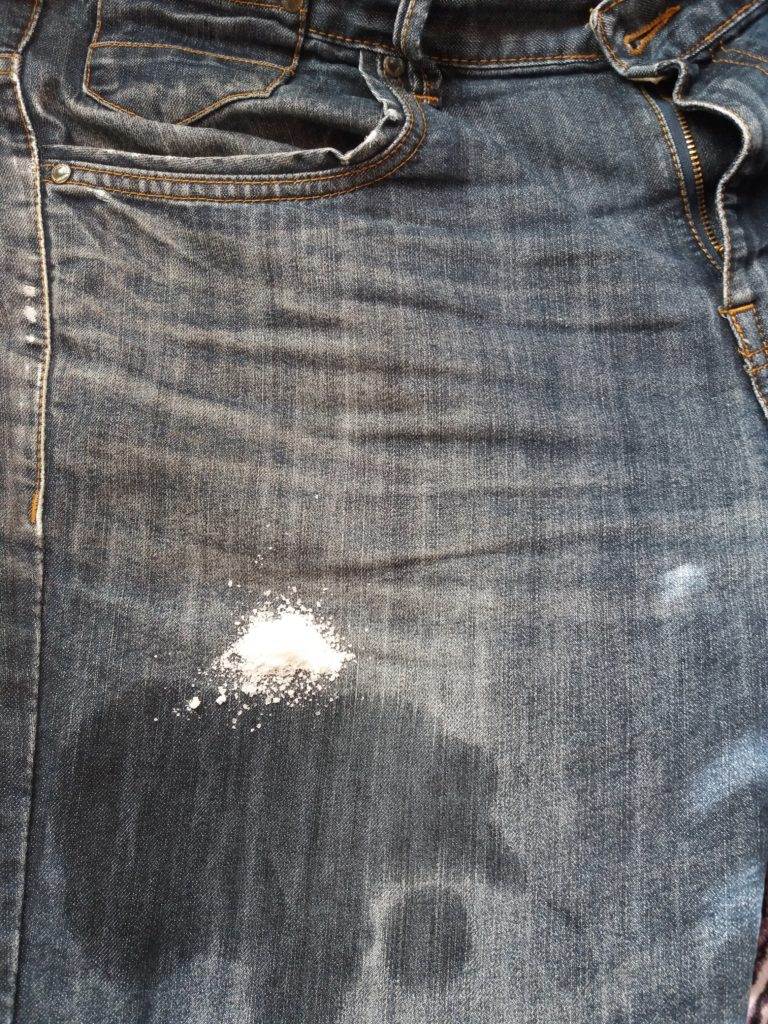 Как вывести жирное пятно на джинсах быстро и просто