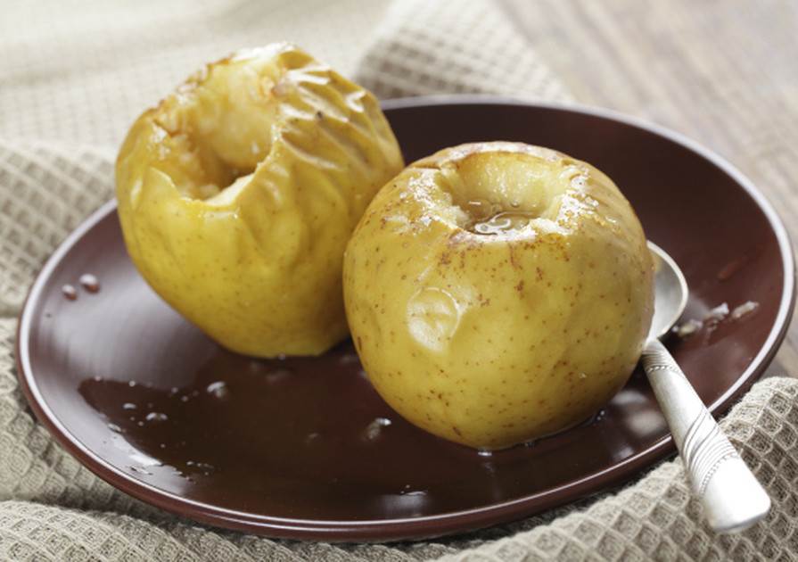Запеченные яблоки с медом в духовке: лучшие рецепты. как вкусно запечь яблоки с медом и орехами, корицей, изюмом, лимоном, творогом в духовке, микроволновке, мультиварке? сколько калорий в запеченном яблоке с медом?