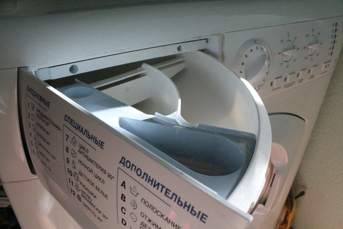 Куда засыпать порошок и заливать кондиционер в стиральной машине