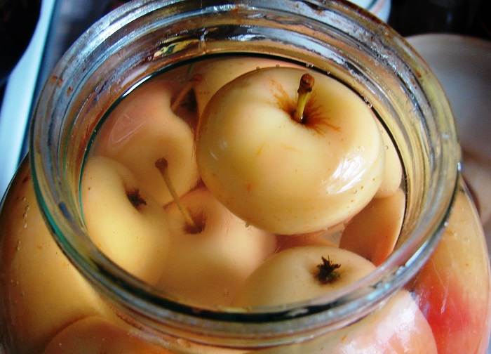 Как и сколько варить компот из свежих и сушеных яблок в кастрюле