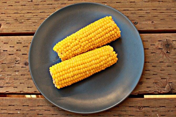 Как вкусно приготовить кукурузу в початках и сколько нужно её варить: простые пошаговые рецепты с фото