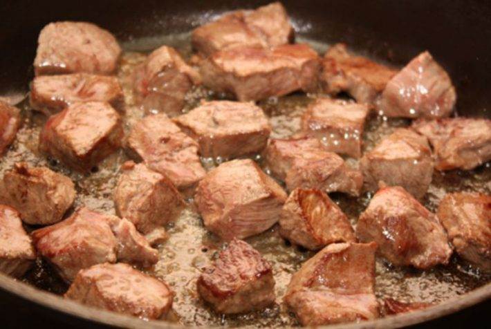 Свинина кусочками на сковороде классический пошаговый рецепт с фото быстро и просто от алены каменевой