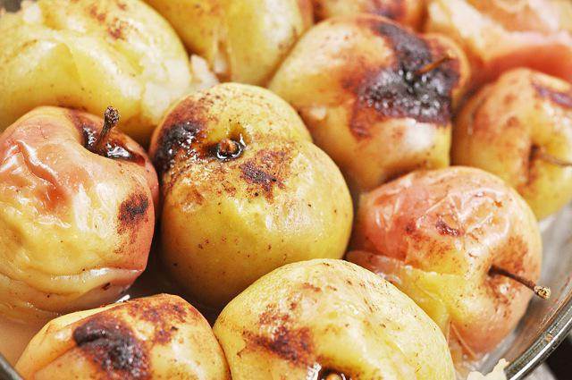 Яблоки запеченные в духовке целиком с начинкой – лучшие рецепты приготовления