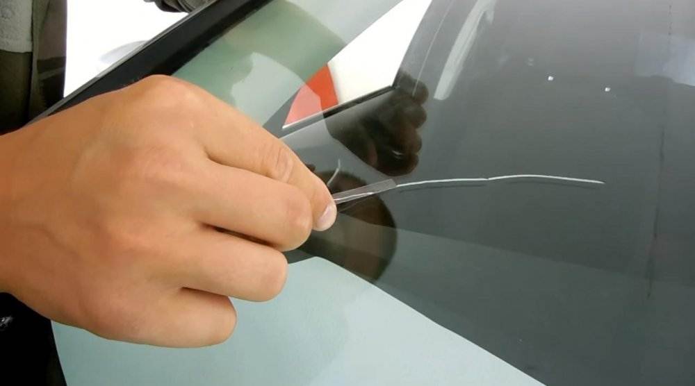 Как убрать царапины с лобового стекла автомобиля - удаление потертостей своими руками