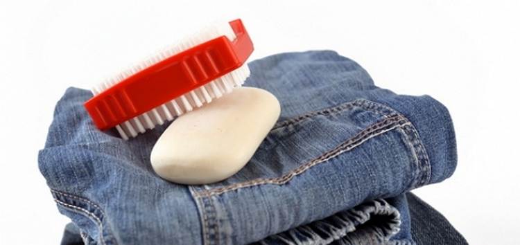 Как отстирать старое и свежее жирное пятно на джинсах: все существующие методы