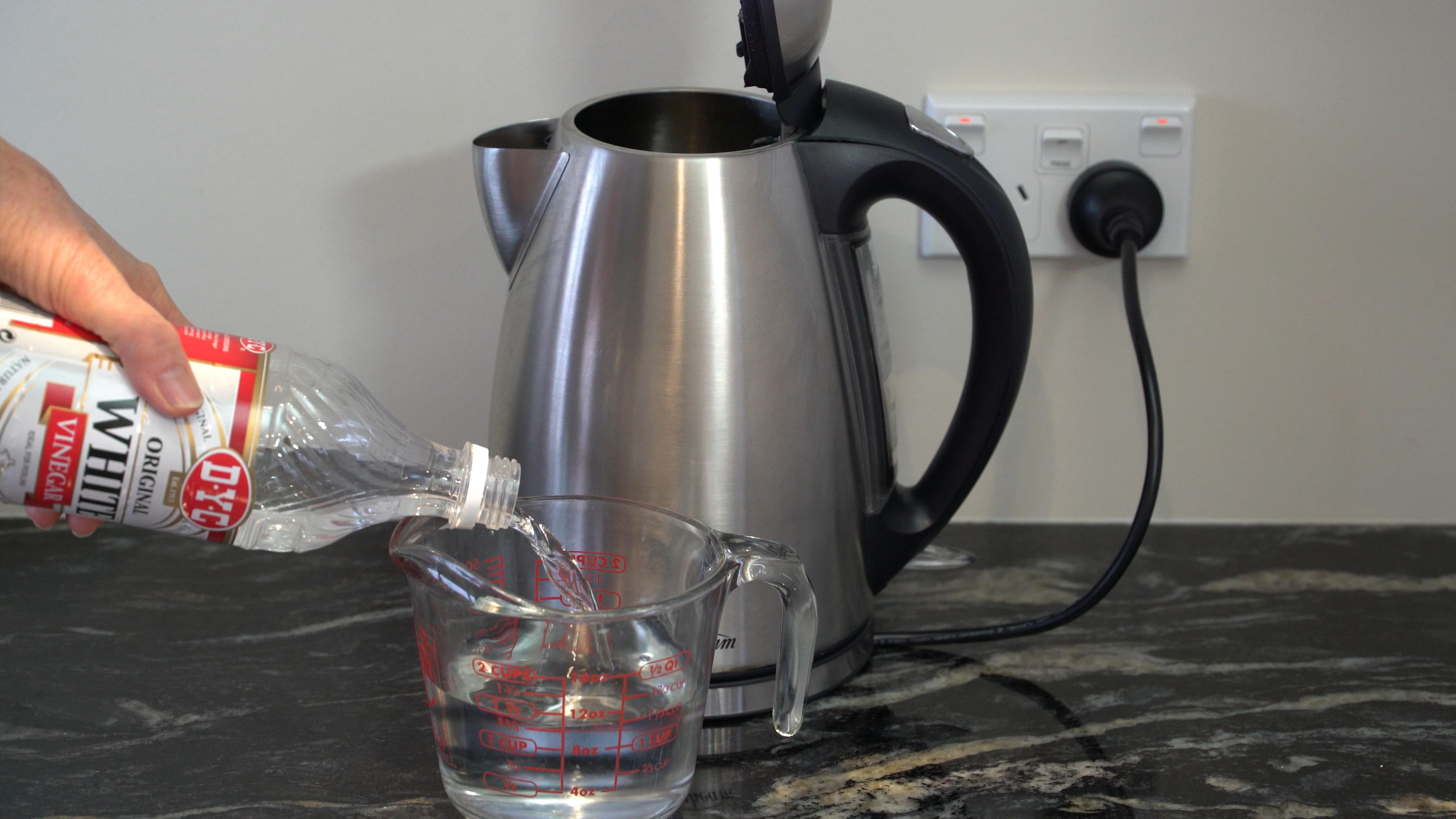 Что делать и как убрать запах, если новый чайник пахнет пластмассой