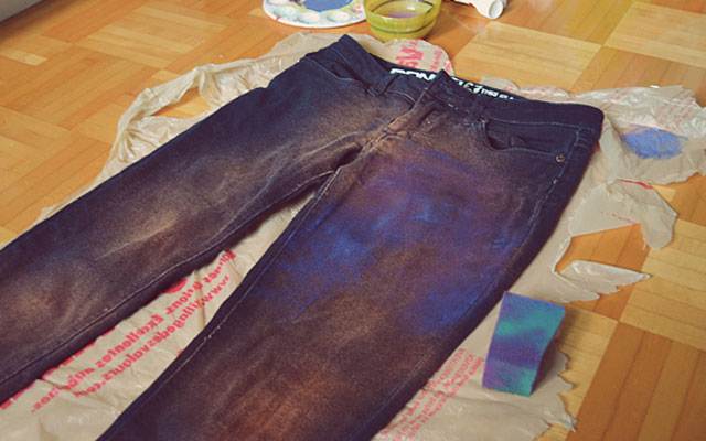 Красим чёрные и синие джинсы самостоятельно: выбираем краситель, действуем по инструкции, получаем результат