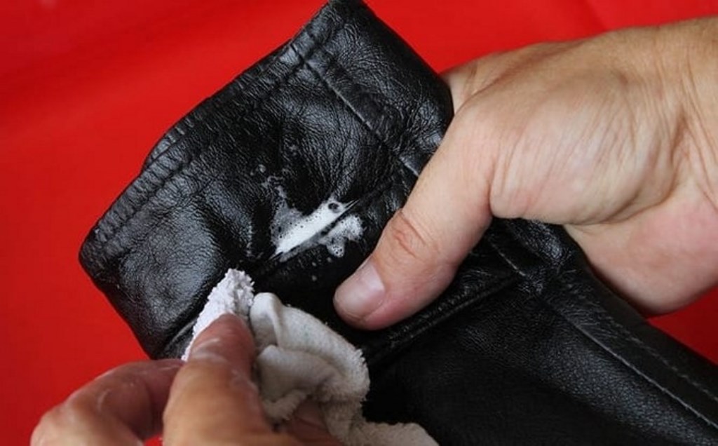 Как почистить кожаную куртку в домашних условиях: простые и эффективные способы