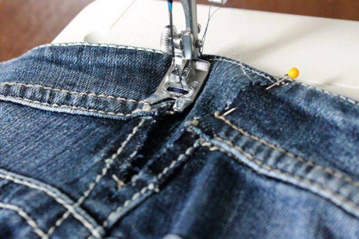 Несколько способов растянуть узкие джинсы: от горячей воды до распылителя