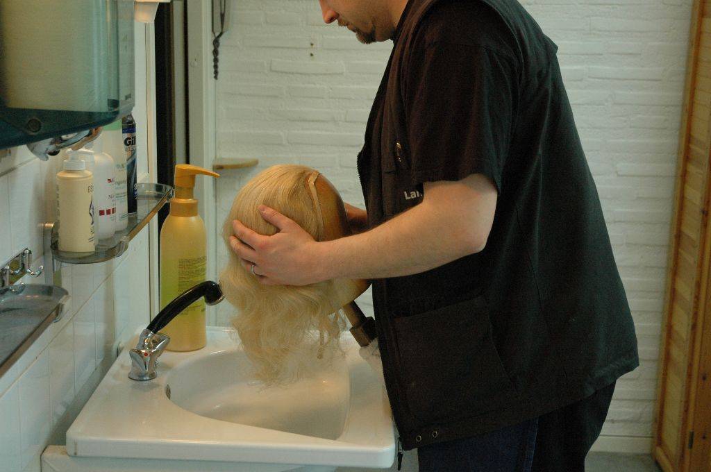 Как вымыть тесто из волос