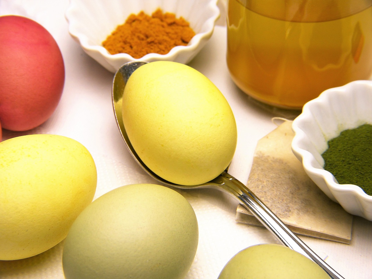 Как покрасить яйца на пасху луковой шелухой, зеленкой, свеклой, морковью, куркумой, лаком для ногтей? покраска яиц на пасху: мраморные