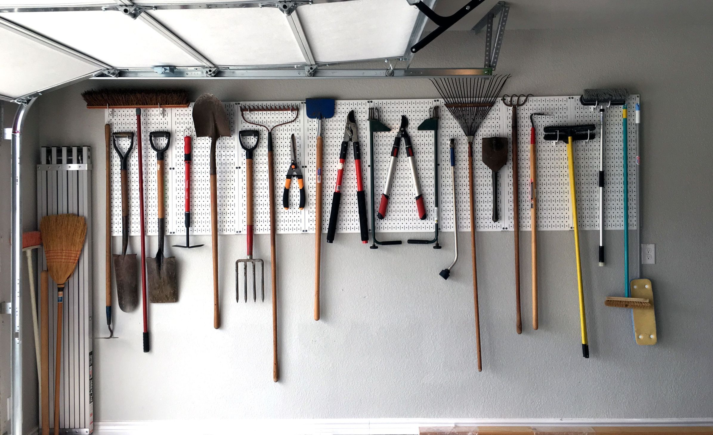 Как хранить садовые инструменты, чтобы они не занимали много места: 7 способов и примеров