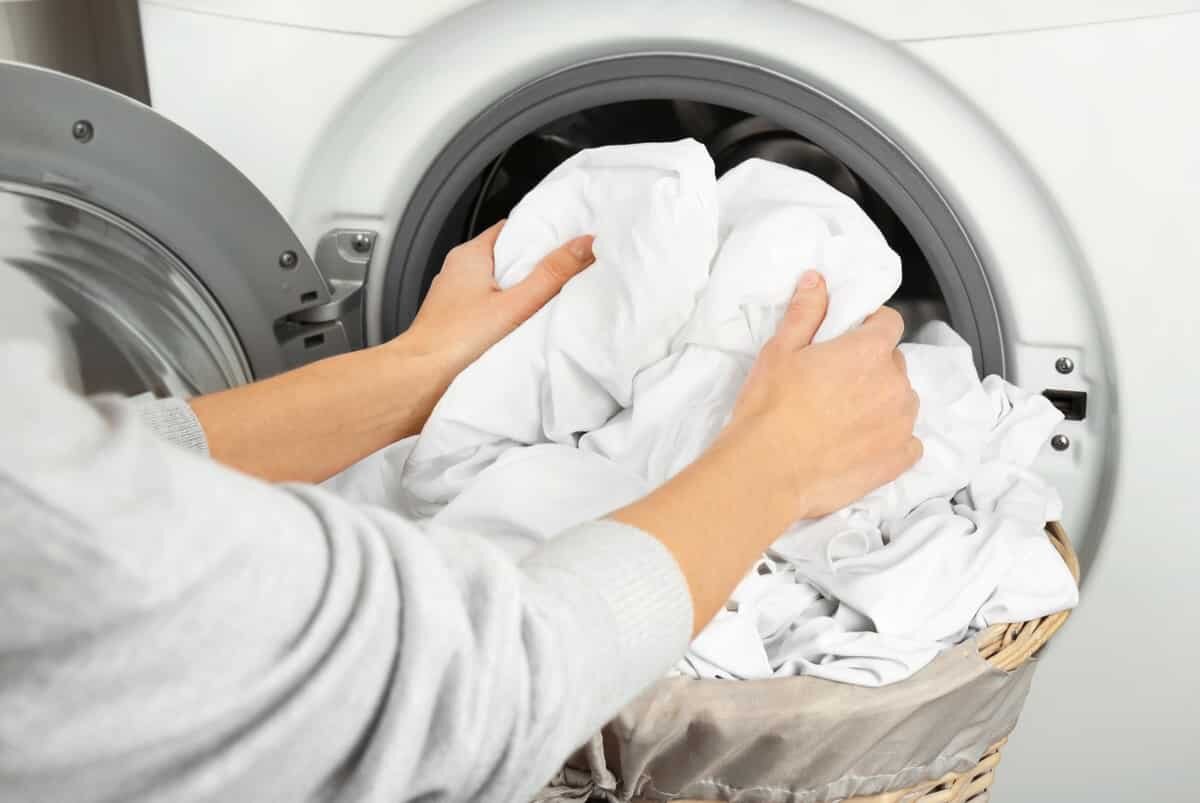 Как стирать рубашки (белые, мужские): в стиральной машинке, вручную