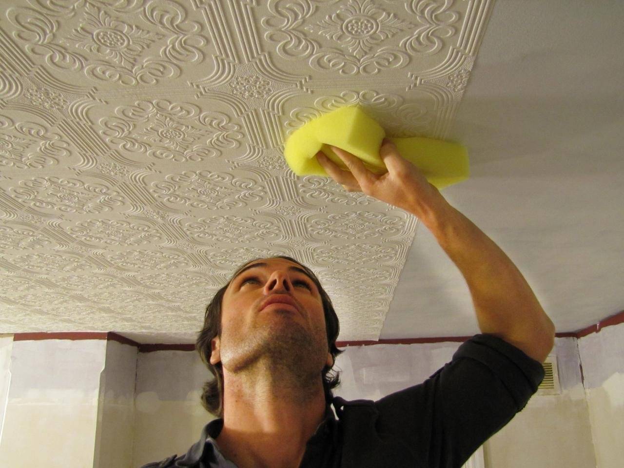 Эффективные способы очистки поверхности потолка от клея для потолочной плитки