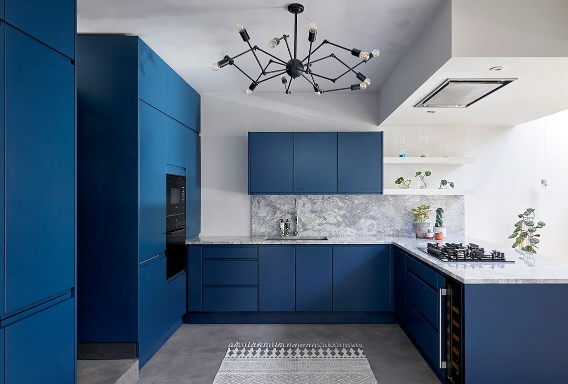 Дизайн кухни в голубых тонах: интерьер с серым, белым, коричневым и бежевым цветами