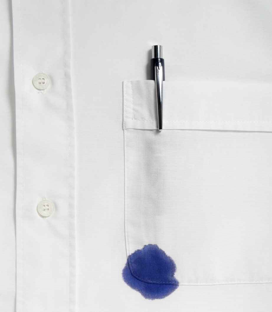 Чем отмыть чернила от шариковой ручки с одежды: синего цвета