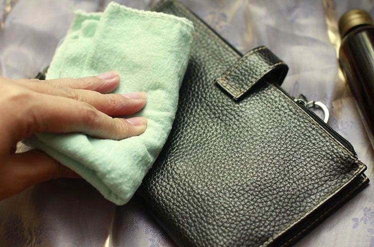 Как почистить кожаный кошелек: цветовая гамма, применение специальных средств и пошаговая инструкция