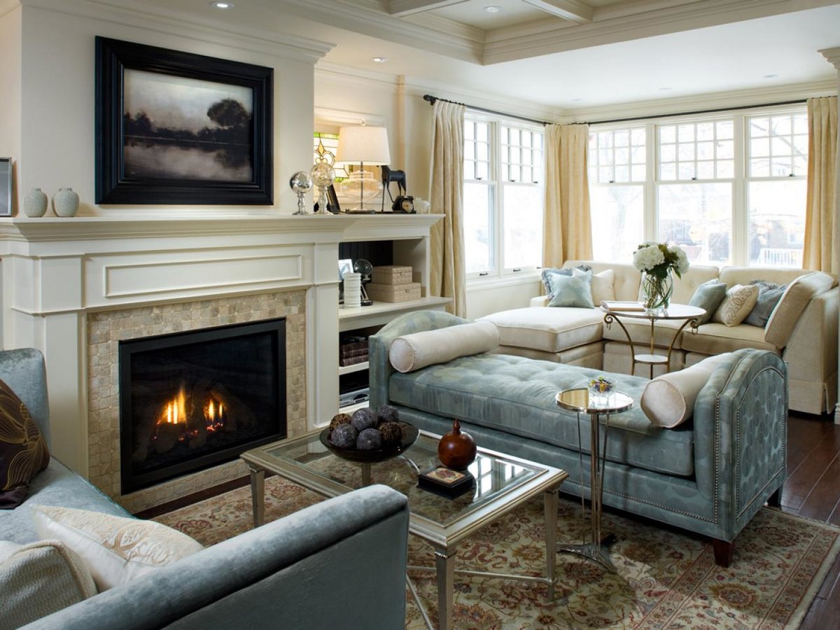 Каминная зона в гостиной: камин и телевизор в интерьере комнаты в квартире, дизайн маленького зала в частном доме в классическом стиле