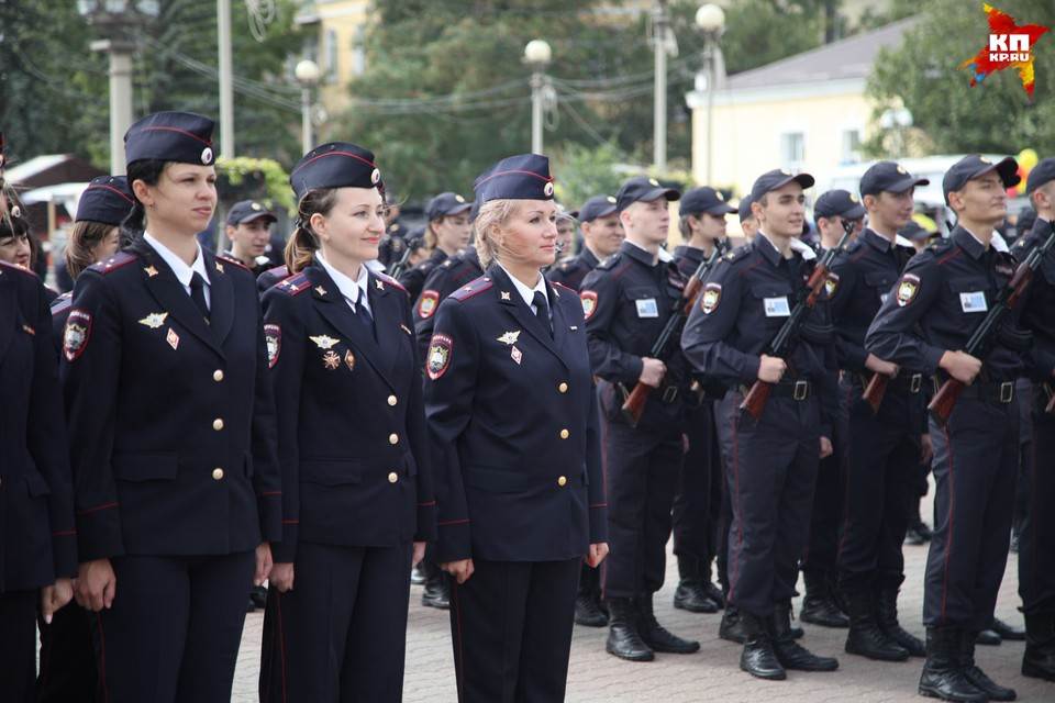 Что нужно на полицейского после 11. Курсанты школы полиции. Курсантки школы милиции. Саратовская школа милиции. Школа полиции в Москве.