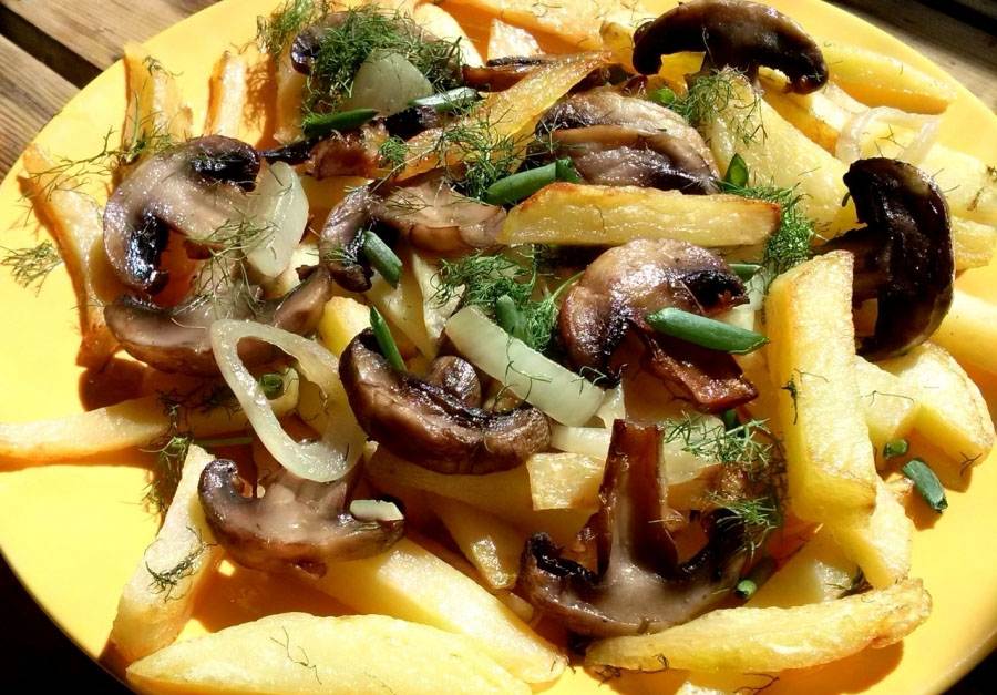 Картошка с шампиньонами на сковороде - рецепт с пошаговыми фото