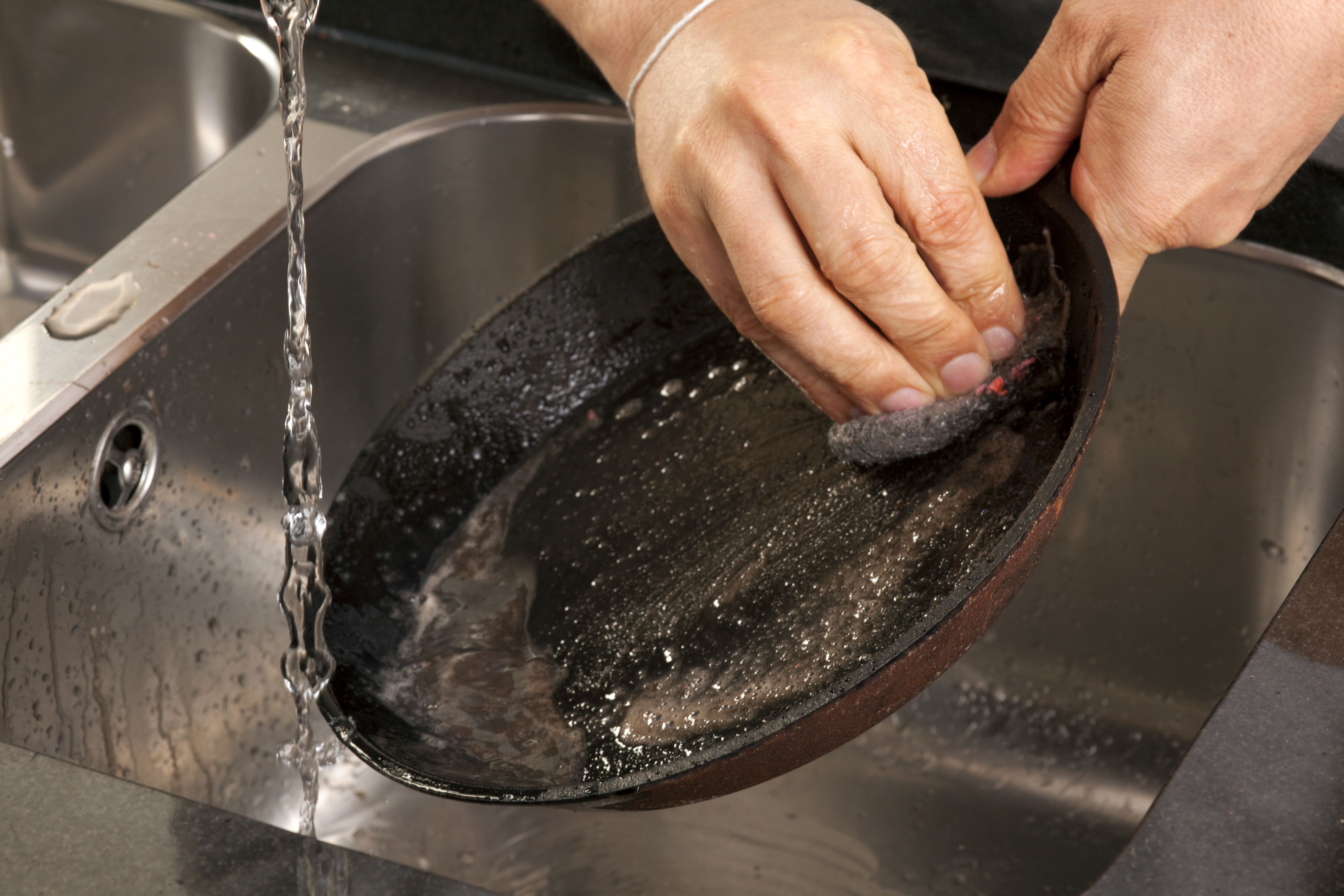 Как быстро и правильно помыть посуду из разного материала от нагара и жира в домашних условиях