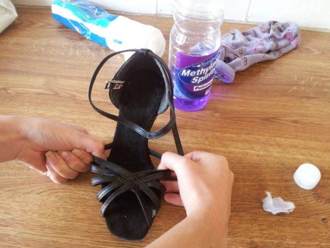 Как растянуть туфли из замши или кожи. как растянуть замшевую обувь в домашних условиях