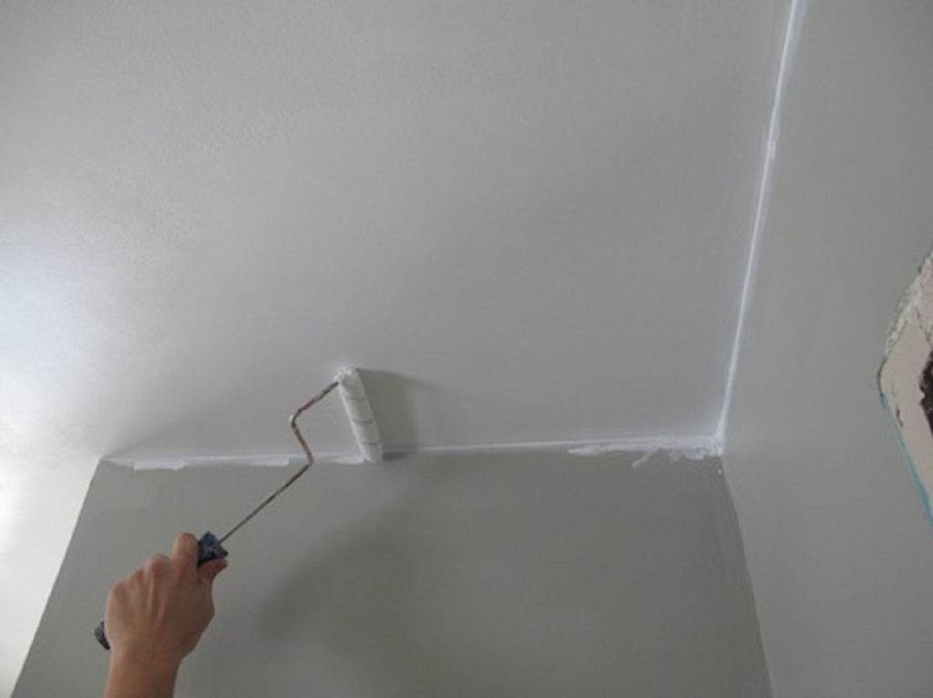Как очистить потолок от водоэмульсионной краски: способы и последующая обработка