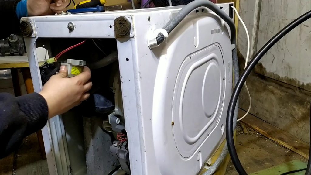 Стиральная машина не до конца сливает воду: причины, что делать