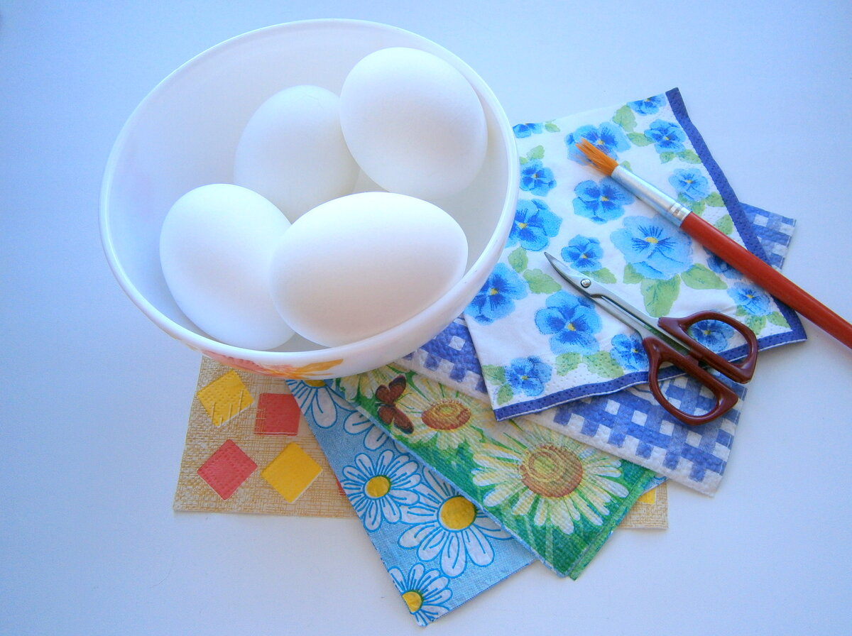 Как покрасить яйца фломастерами и салфеткой. Окрашивание яиц салфетками. Крашеные яйца в салфетках. Окраска яиц салфетками. Окрашивание пасхальных яиц салфетками.